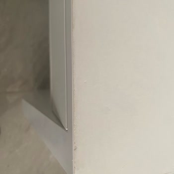 Yeni Alınan Makyaj Masası Ve Aynasında Deformasyon Şoku