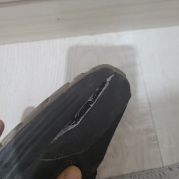 Kısa Sürede Yırtılan Ayakkabıma Çözüm Bekliyorum: Müşteri Mağduriyetim Giderilmeli