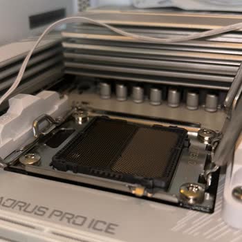 Sinerji Bilgisayar Sıfır Aldığım Anakartın İşlemci Soketi Eğik Çıktı, Mağduriyetim Giderilmiyor