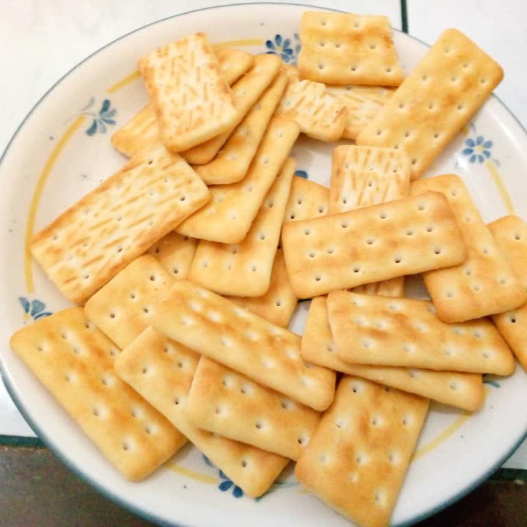 Son Kullanma Tarihi Geçmemiş Kraker Tam Pişmemiş Ve Beyaz Çıktı