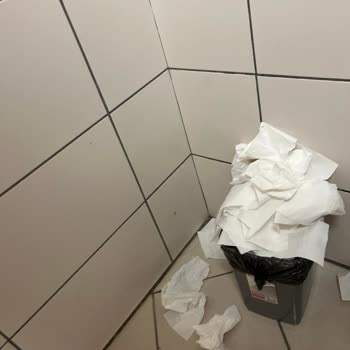 Ayvalık 5M Migros’ta Süregelen Tuvalet Temizliği Sorunu Ve Hijyen Eksikliği