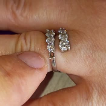 Hediye Yüzüğün Taşı İki Günde Düştü Çözüm Sunulmuyor