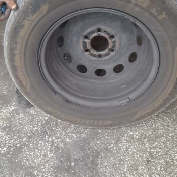 Solicito cambio de neumático Hankook 235 65 16C por cortes internos