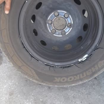 Solicito cambio de neumático Hankook 235 65 16C por cortes internos