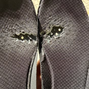 Skechers Botun İç Tabanı Delindi Ve Dikişleri Yırtıldı