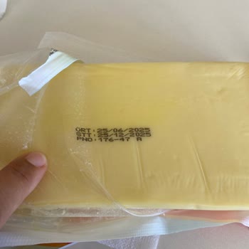 Ekici Peynir Aldığım Kaşar Peynirinde Siyah Lekeler Çıktı, Sağlığım İçin Endişeliyim