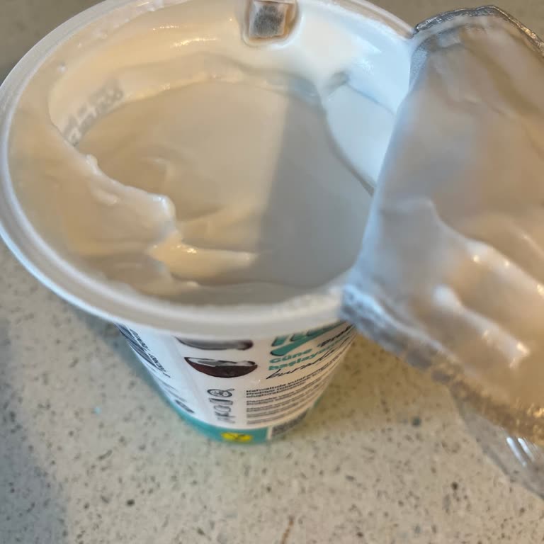 Son Kullanma Tarihi Geçmemiş Yoğurt Küflü Çıktı Mağazadan Açıklama Bekliyorum