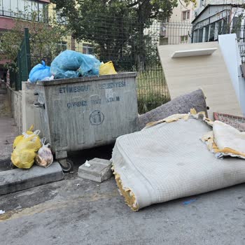 Uzun Süredir Devam Eden Çöp Konteyneri Sorunu Ve Araçlara Zarar