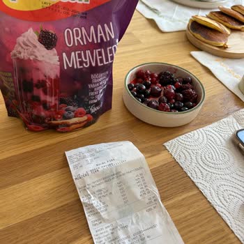 Dondurulmuş Orman Meyvesinde Kurt Şoku Ve İlgisiz Müşteri Hizmeti