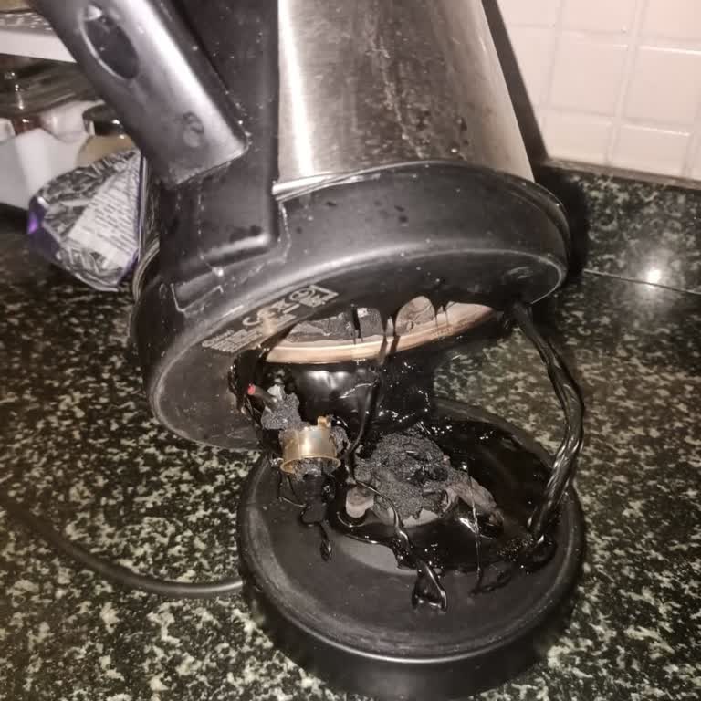 Fişe Takılıyken Kettle Prizinin Erimesi Güvenlik Endişesi Yarattı