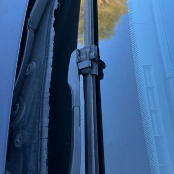 BMW 5 Serisi'nde Kronik Ön Cam Izgarası Ve Fitil Deformasyonu