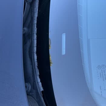 BMW 5 Serisi'nde Kronik Ön Cam Izgarası Ve Fitil Deformasyonu