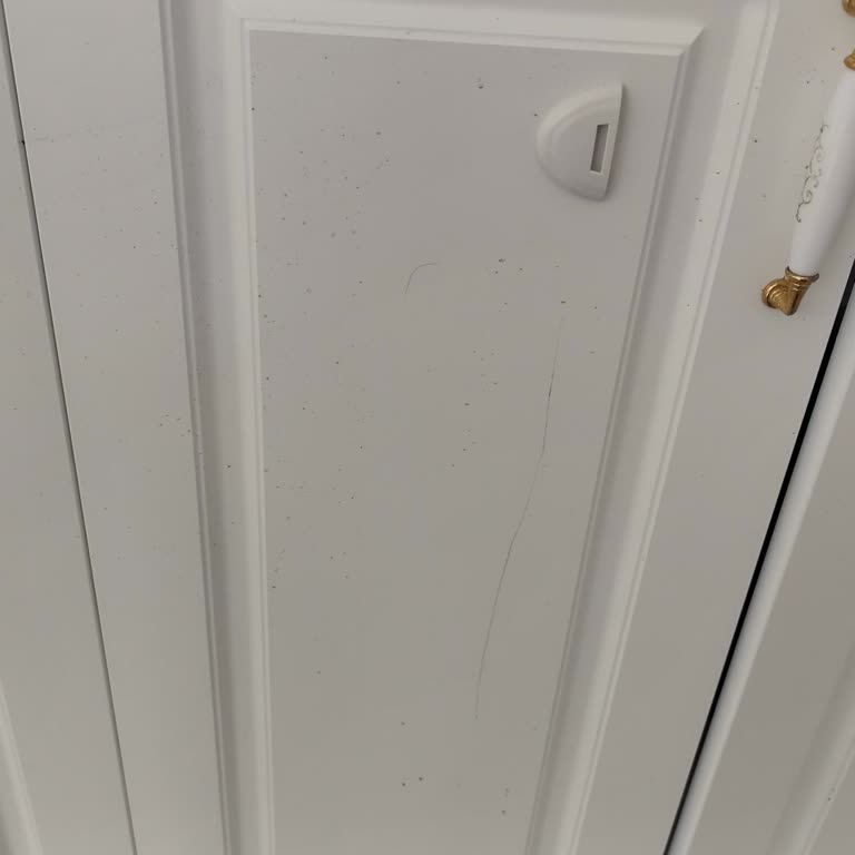 Mutfak Temizleyici Sprey Dolaplarımda Kalıcı Leke Ve Hasar Oluşturdu