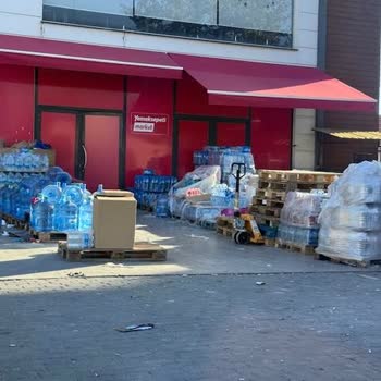 Yemeksepeti Deposu Önünde Suların Güneşte Bekletilmesi Sağlık Riski Oluşturuyor