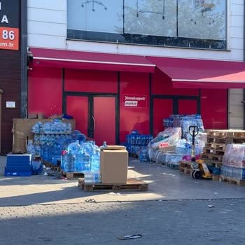 Yemeksepeti Deposu Önünde Suların Güneşte Bekletilmesi Sağlık Riski Oluşturuyor