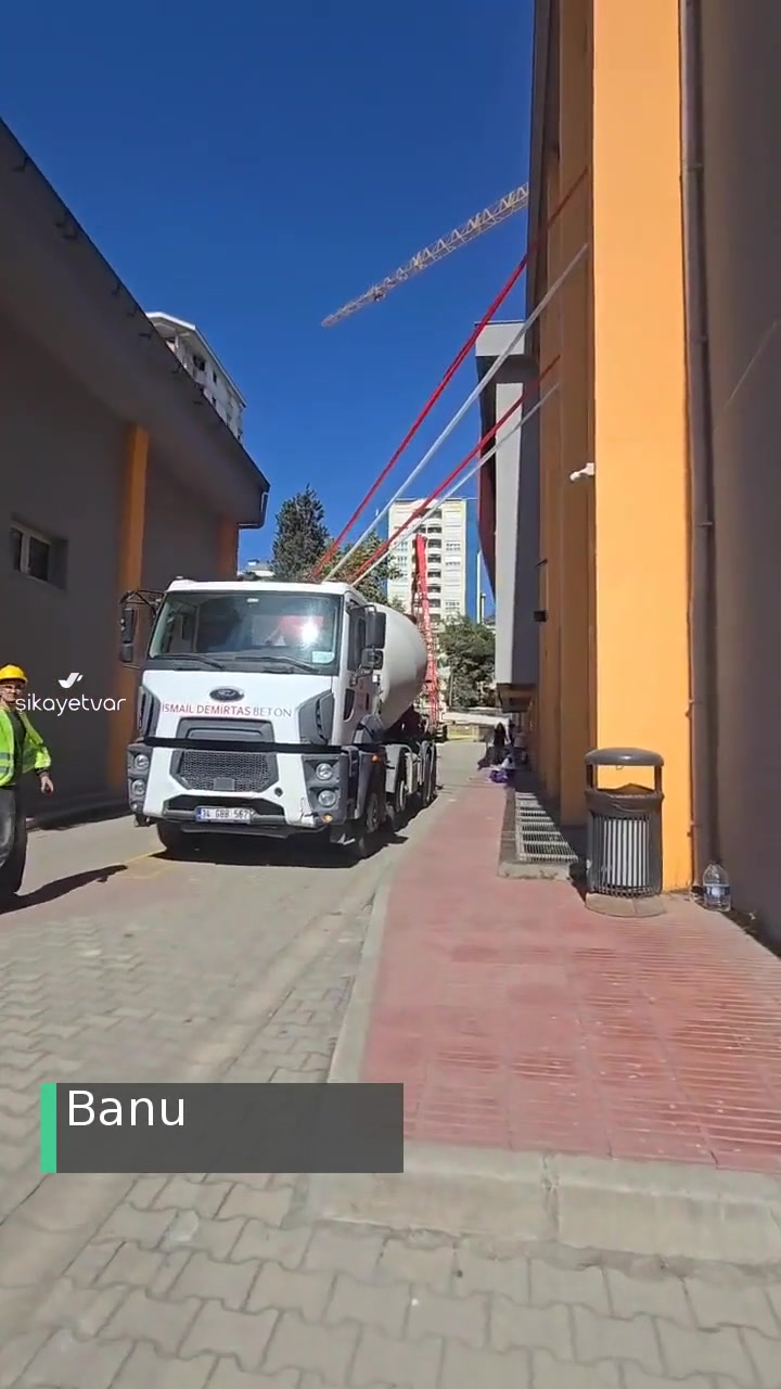 Milli Eğitim Bakanlığı Okul Bahçesinde İş Makinesi videonun kapak resmi