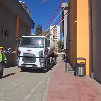 Milli Eğitim Bakanlığı Okul Bahçesinde İş Makinesi