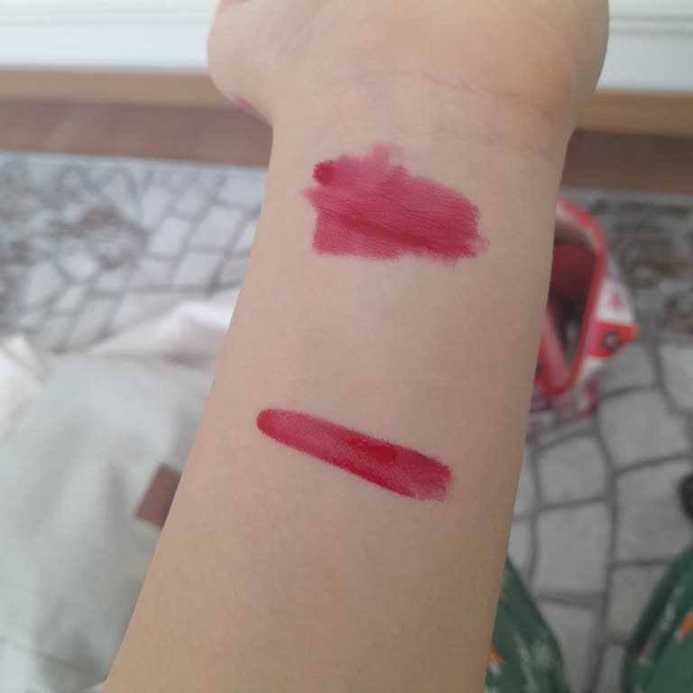 Compré Maybelline Superstay 50 Wicked y el color no coincide con el envase