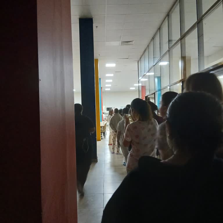 Yemekhanede Tek Stant Nedeniyle Uzun Süre Ayakta Bekliyoruz