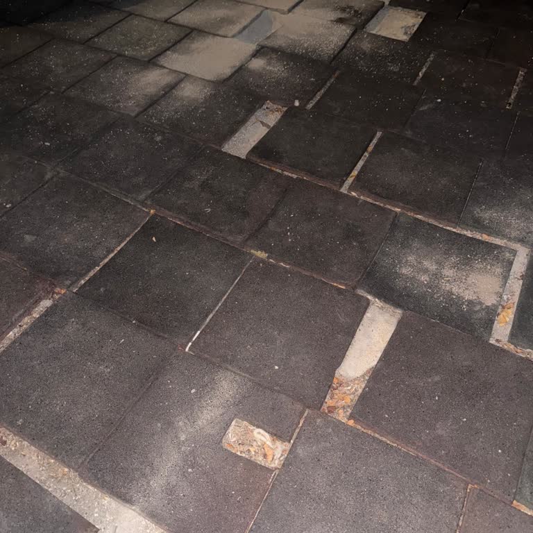 Cevizlidere Parkı’ndaki Bozuk Döşemeler Çocuklar İçin Tehlike Oluşturuyor