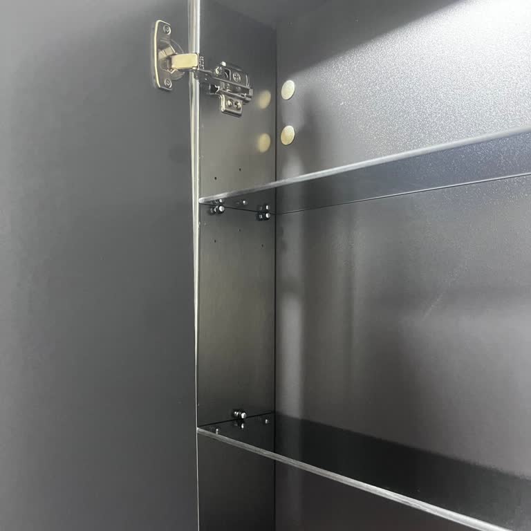 Montaj Hatası Nedeniyle Banyo Dolabı Kapağı Üzerimize Düştü, Güvenliğimiz Tehlikede