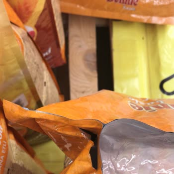 Kedi Maması Paketleri Yırtık Ve Çalışanların Üslubu Rahatsız Edici