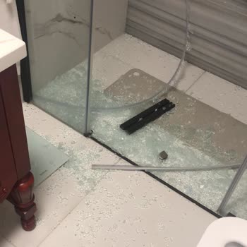 Banyo Kabinleri Patladı, Firma Mağduriyeti Çözmüyor