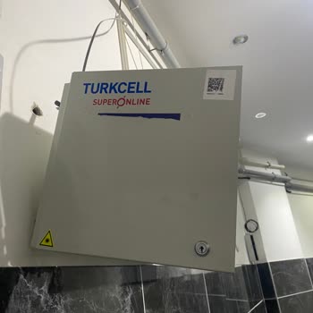 Fiber İnternet Ünitesinin Tehlikeli Şekilde Sarkması Ve Sorunun Çözülmemesi