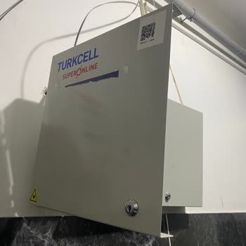 Fiber İnternet Ünitesinin Tehlikeli Şekilde Sarkması Ve Sorunun Çözülmemesi