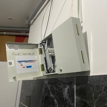 Fiber İnternet Ünitesinin Tehlikeli Şekilde Sarkması Ve Sorunun Çözülmemesi