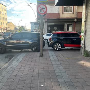 Kaldırımlara Park Edilen Araçlar Yayaları Tehlikeye Atıyor