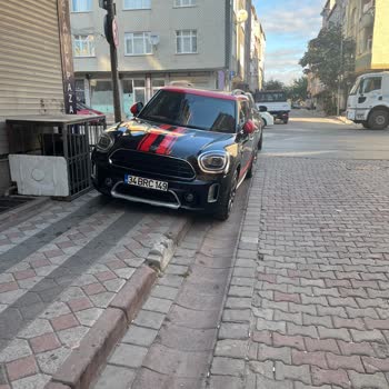 Kaldırımlara Park Edilen Araçlar Yayaları Tehlikeye Atıyor