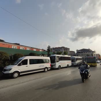 ALTUR Servis Araçlarının Hatalı Parkı Nedeniyle Kısıklı Alemdağ Caddesi'nde Sürekli Trafik Sorunu