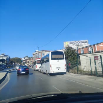 ALTUR Servis Araçlarının Hatalı Parkı Nedeniyle Kısıklı Alemdağ Caddesi'nde Sürekli Trafik Sorunu