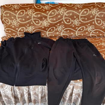 Eşofman Takımının Boyası Vücuda Geçiyor Ve Renk Değiştiriyor