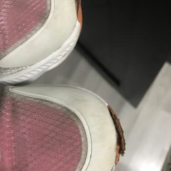 Yeni Alınan Spor Ayakkabıda Renk Atma Ve Açılma Sorunu