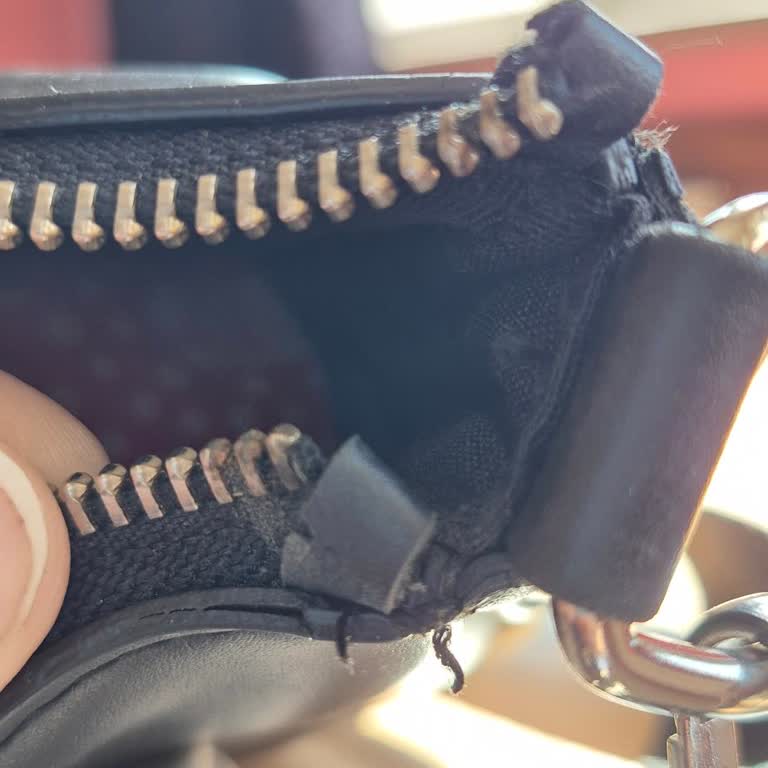 Mavi Çantada Fermuar Sorunu Ve Değişim Talebi