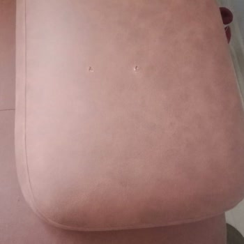 Koltuk Takımında Kırık Ayaklar Ve İlgisiz Satıcı