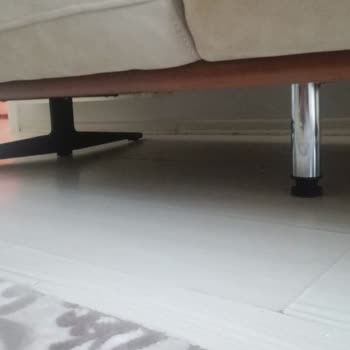 Koltuk Takımında Kırık Ayaklar Ve İlgisiz Satıcı