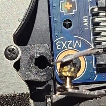 MSI GF76 12UD portátil, tornillos y carcasa dañados tras servicio técnico