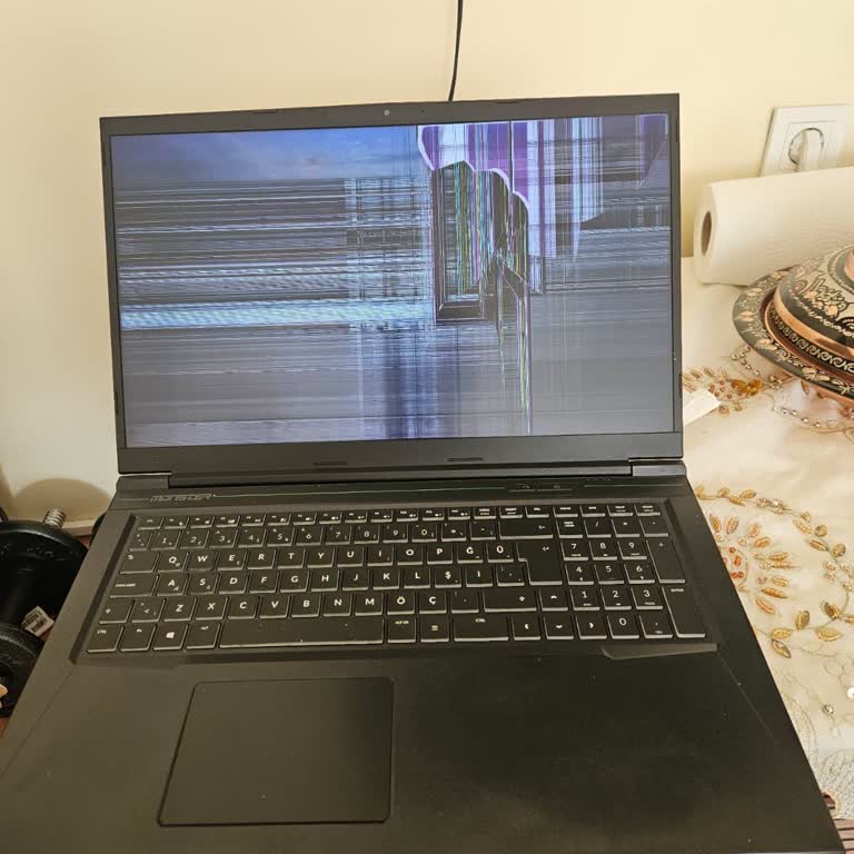 Servisten Kırık Dönen Bilgisayarım İçin Haksız Ekran Ücreti Talebiyle Mağdur Oldum