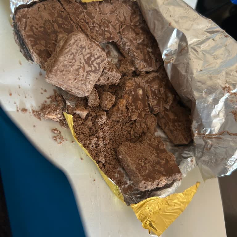 Aldığım Üç Farklı Eti Çikolata Paketi Dağıldı, Tazelikten Şüpheliyim