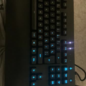 Logitech G213, problemas de iluminación y físicos, soporte ausente
