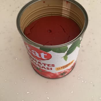 Salça Kutusu Eksik Ve Tarihsiz Çıktı!