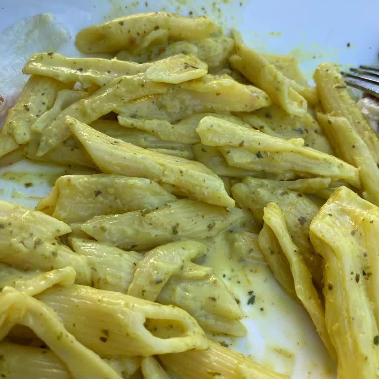 Boş Restoranda Kirli Masa Soğuk Yemek Ve İlgisiz Çalışan Şoku