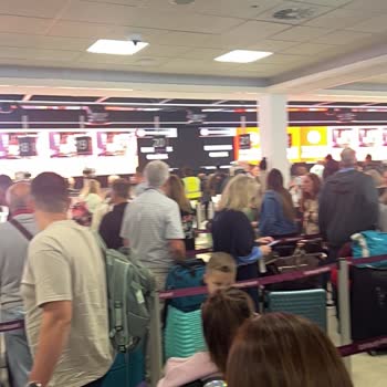 Sunexpress Online Check-in Yapılamıyor Kontuar Önünde Uzun Kuyruk Oluştu