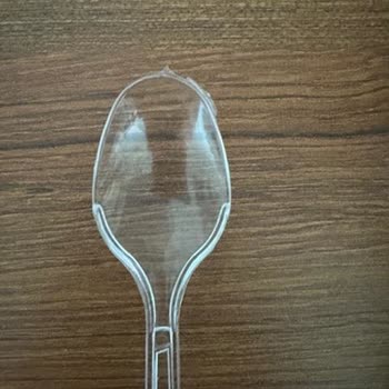 Plastik Kaşıktaki Çapak Yüzünden Ciddi Yaralanma Riski Yaşadım