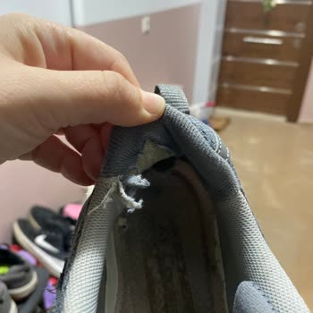 Kısa Sürede Deforme Olan Ayakkabı Ve İlgisiz Mağaza Deneyimi