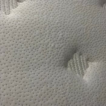 Bambi Yatakta Büyüyen Yırtık Ve Değişim Talebi