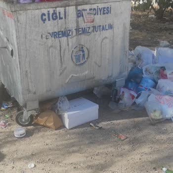 İzmir Büyükşehir Belediyesi Çiğli Evka-5 Mahallesinde Sokak Temizliği Sorunu